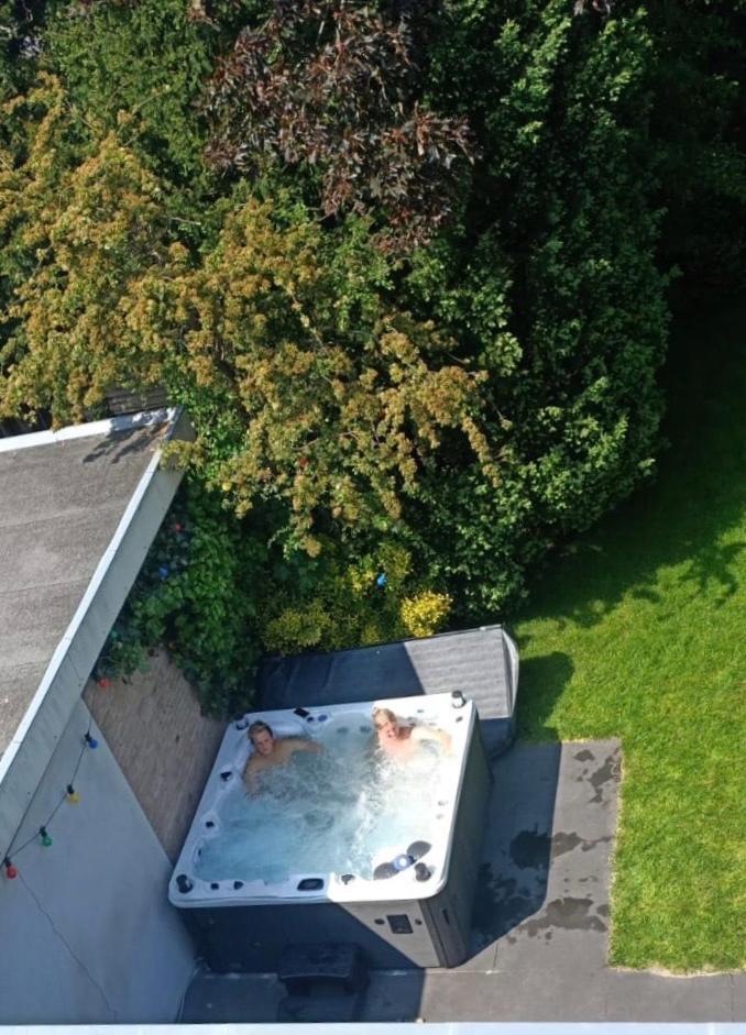 Villa Cosy Central Incl Jacuzzi Near Trainstation, Beach And City Heemstede Exterior foto